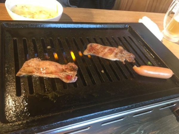 焼肉を焼いてる