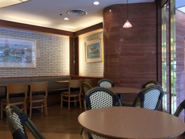 カフェデミナーラ店内