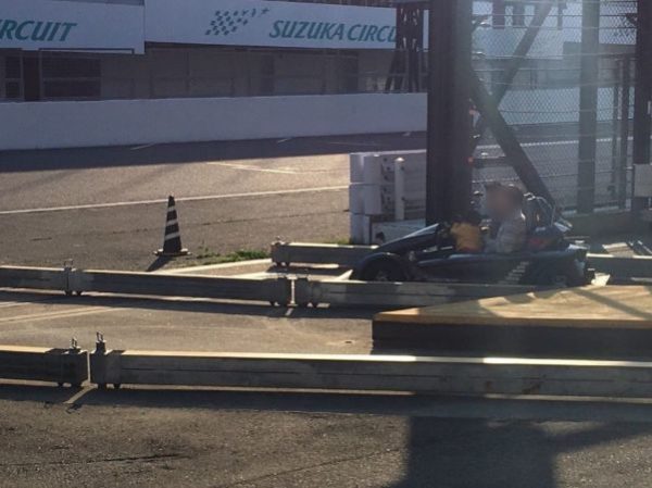 サーキットチャレンジャーの車に乗っている様子