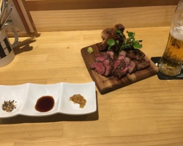 オオミヤバルの肉料理と薬味