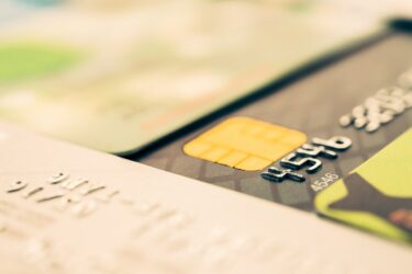 デビットカードとクレジットカードの違いは?それぞれのメリットを解説