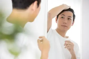 生え際の後退は脱毛の兆候?それ勘違いかも!セルフチェックしてみよう