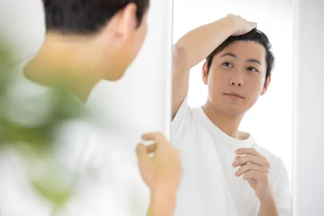 生え際の後退は脱毛の兆候？それ勘違いかも！セルフチェックしてみよう